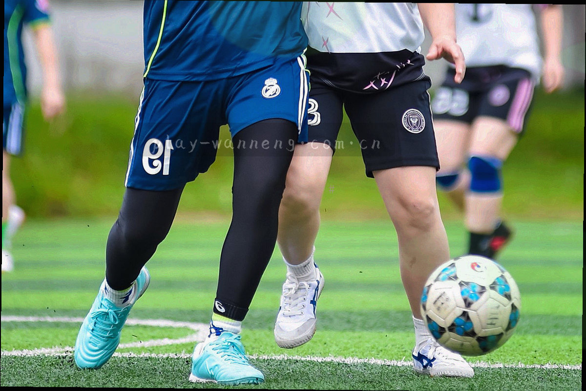 扑克牌光轨扫过深色界面，旁边有一列等宽数字标注